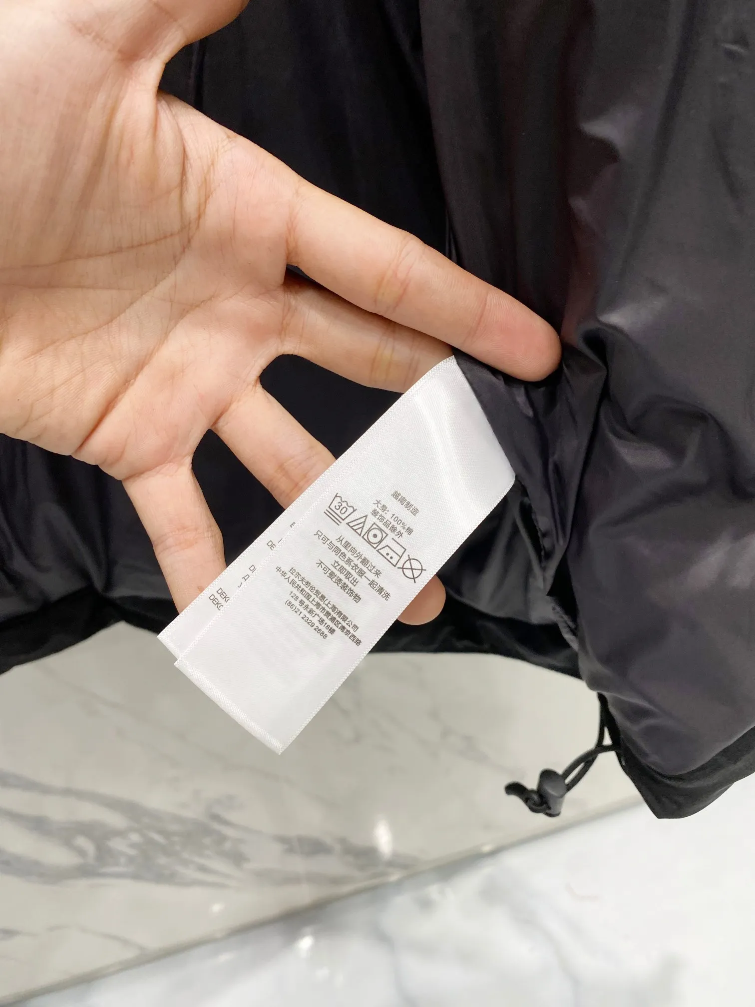 P700 Ralph Lauren/Ralph Lauren classic style winter new bright leather black down jacket jacket with removable hood extra thick plus velvet down jacket windproof and waterproof couple model [top version sold with anti-counterfeiting buckle] Purchase the original mold to create a full set of customized accessories Details determine success or failure 1. Imported barudan/Behringer embroidery machine customized 10,000-needle electric embroidery uses imported No. 7 needle imported embroidery thread to ensure that each word is full, three-dimensional and clear. It can be called the most expensive embroidery logo 2. It is filled with national standard 80 white duck down and has better thermal insulation performance. It is light and not heavy and has good fluff recovery after compression. 3. The inner lining is made of nylon and has a double-layer sealing design that will not cause any velvet leakage. The adjustable hem with a built-in drawstring buckle can prevent wind and cold. Ralph Lauren comes from the United States and has a strong American flavor. There are two brands under the name of Ralph Lauren: Poloby Ralph Lauren and Ralph Lauren has created a sales field of high-quality fashion in the world, and continues to promote the reputation of designer Ralph Lauren and the glorious image of the Ralph Lauren brand. Accessories: Original tag, washed label + electroplated YK zipper logo, the same style for both men and women, a must-have winter style. Color: bright black, matte black, navy blue, size: M~XXL